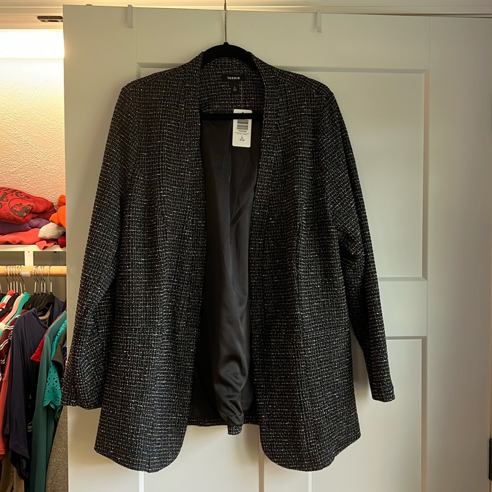 Boucle collarless blazer, sparkly, with multicolor details.